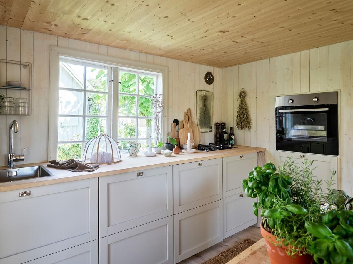 wooden-kitchen-swedish-cottage-nordroom