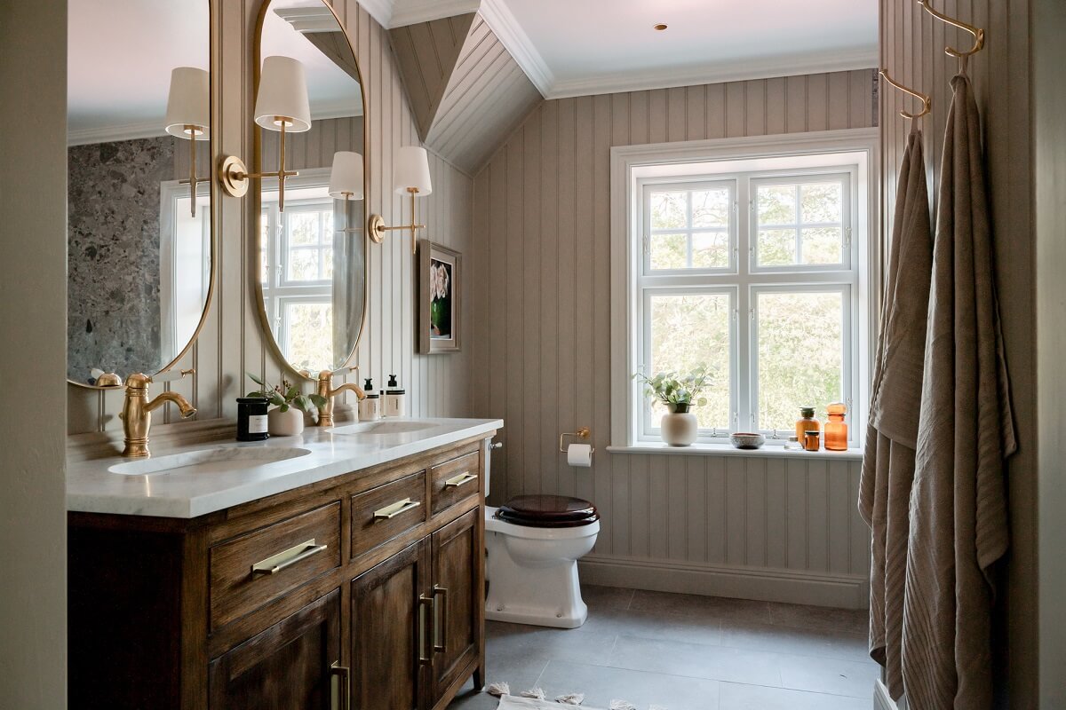 bathroom-anitque-wooden-vanity-nordroom