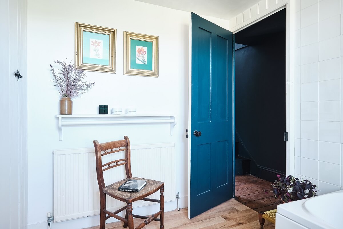 bathroom-english-cottage-blue-door-nordroom