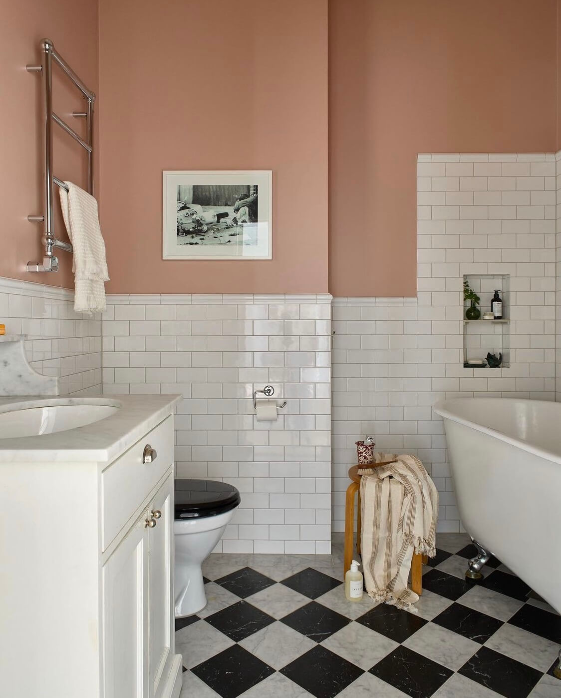 bathroom-pink-walls-black-white-checkerboard-floor-bath-nordroom