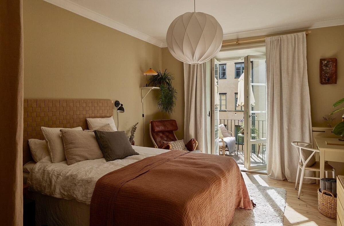 bedroom-beige-green-walls-pink-bedding-balcony-desk-nordroom