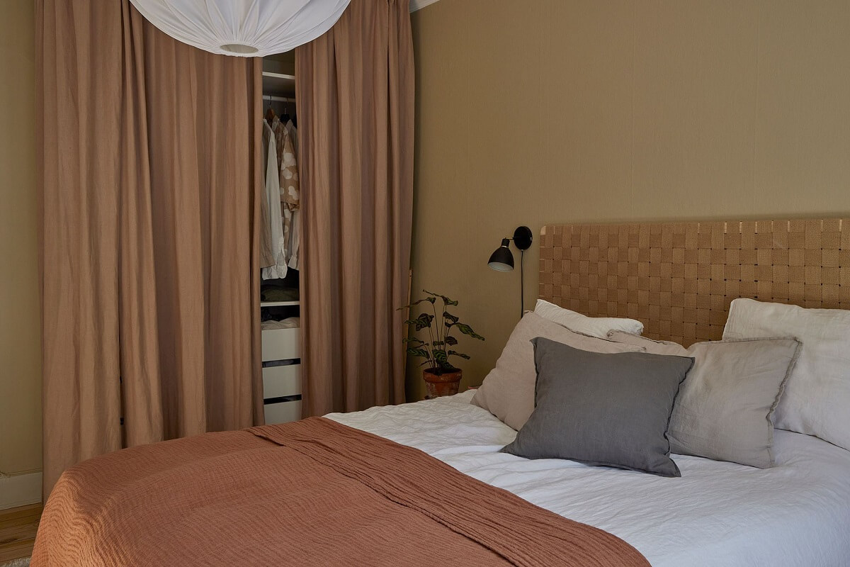 bedroom-beige-green-wals-pink-bedspread-wardrobe-behind-curtains-nordroom