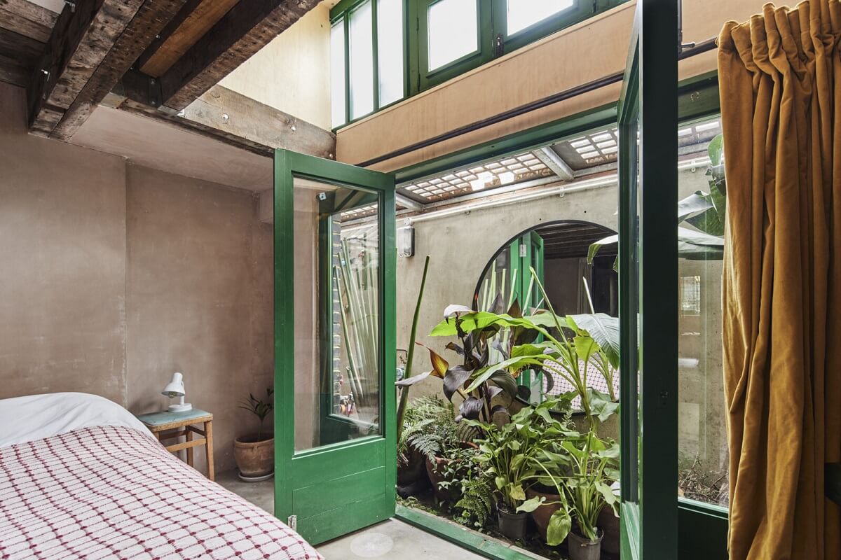 bedroom-courtyard-garden-ochre-curtains-nordroom