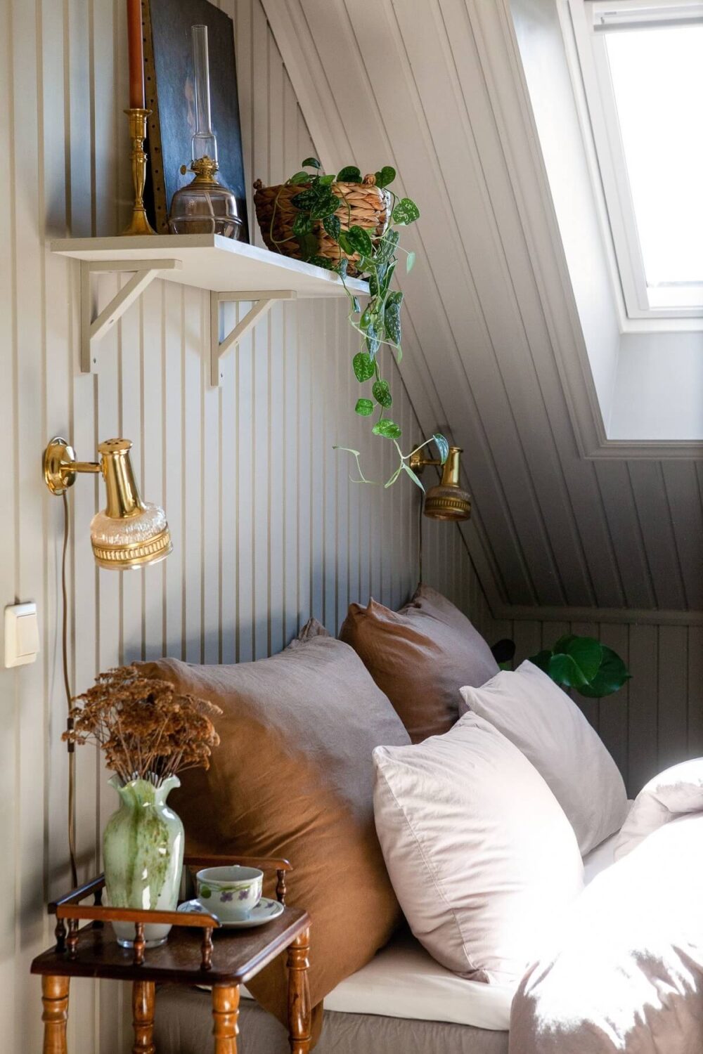 bedroom-slanted-ceiling-earthy-colors-vintage-decor-nordoom