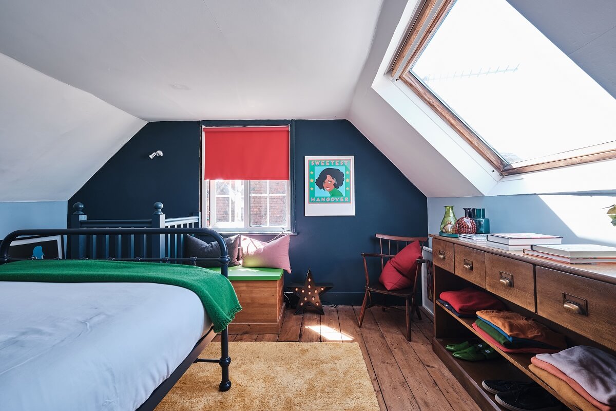 bedroom-wooden-floor-blue-walls-sloped-ceiling-english-cottage-nordroom