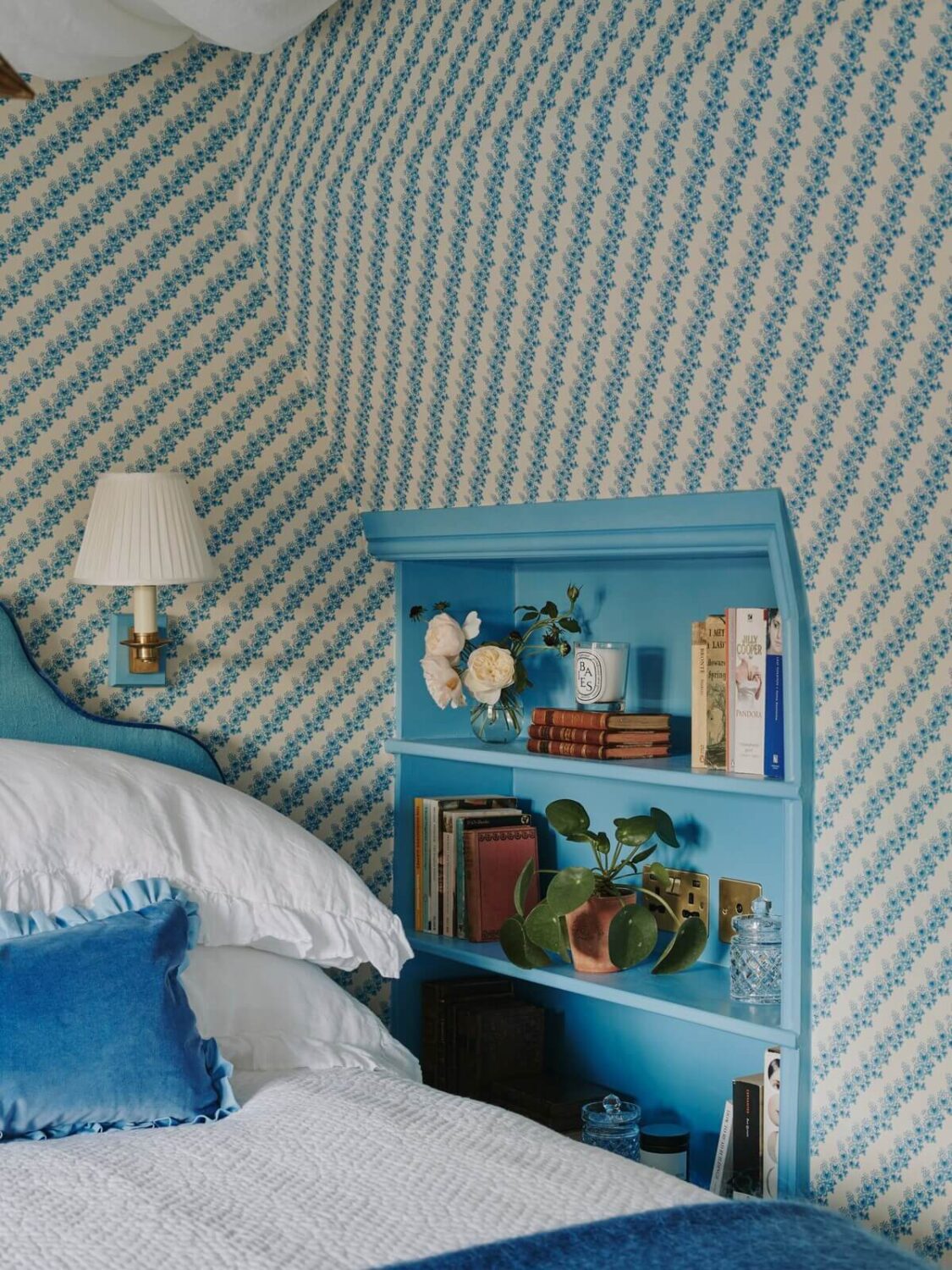blue-bedroom-wallpaper-built-in-shelves-nordroom