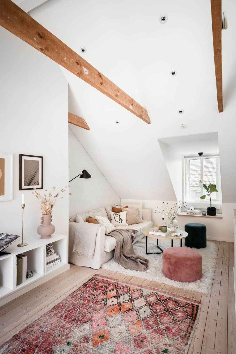 bright-living-room-exposed-beams-pink-rug-scandinavian-design-nordroom