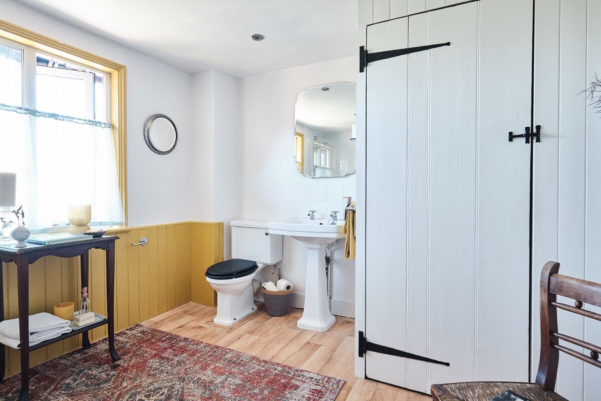cottage-bathroom-yellow-accents-nordroom