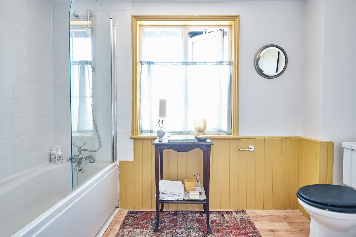 cottage-bathroom-yellow-woodpaneling-nordroom