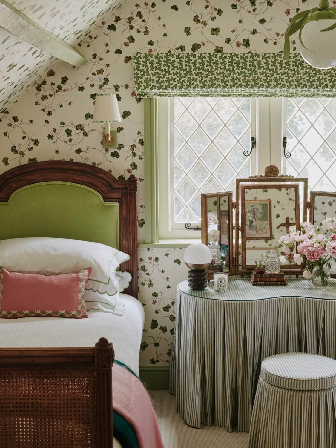 cozy-cottage-bedroom-sloped-ceiling-vintage-decor-nordroom