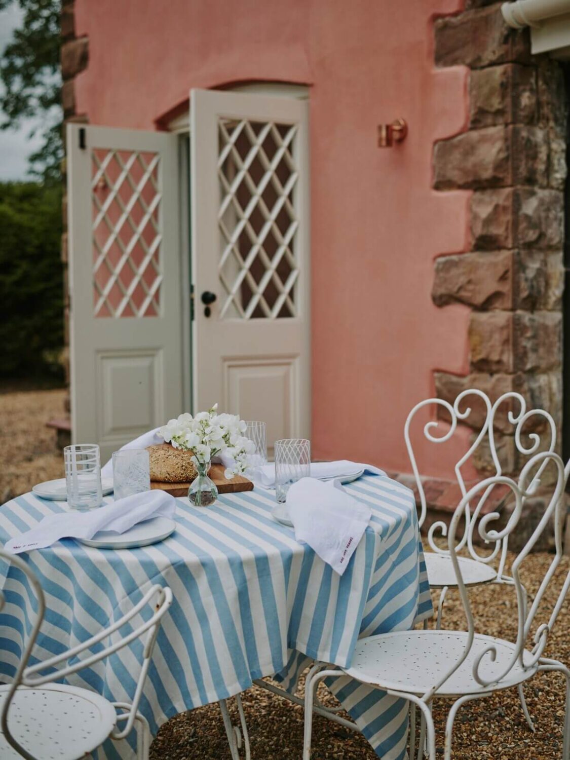garden-dining-table-pink-cottage-england-nordroom