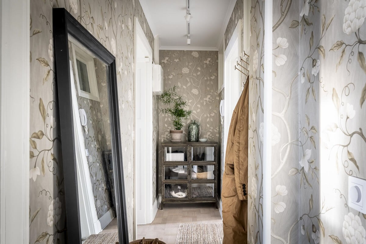 hallway-light-gray-floral-wallpaper-nordroom