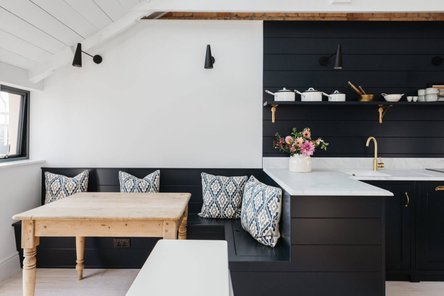 kitchen-open-shelf-built-in-dining-nook-nordroom