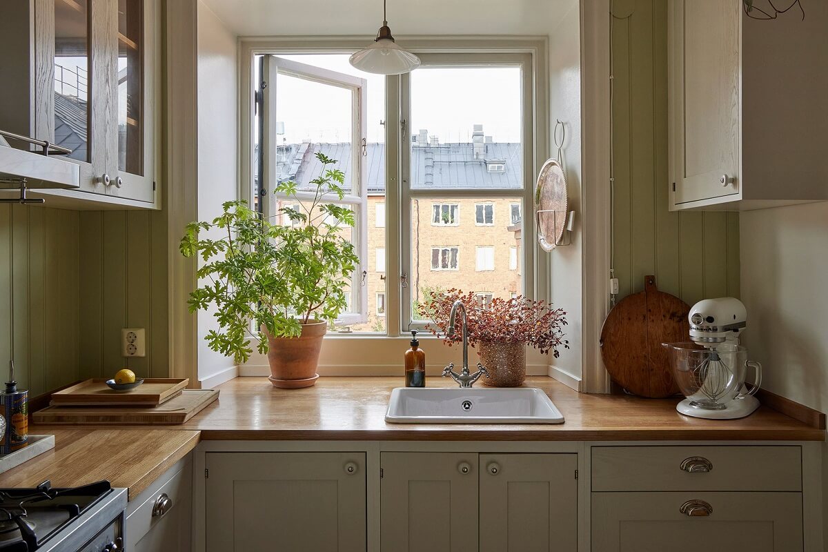 kitchen-porcelain-sink-window-green-walls-nordroom
