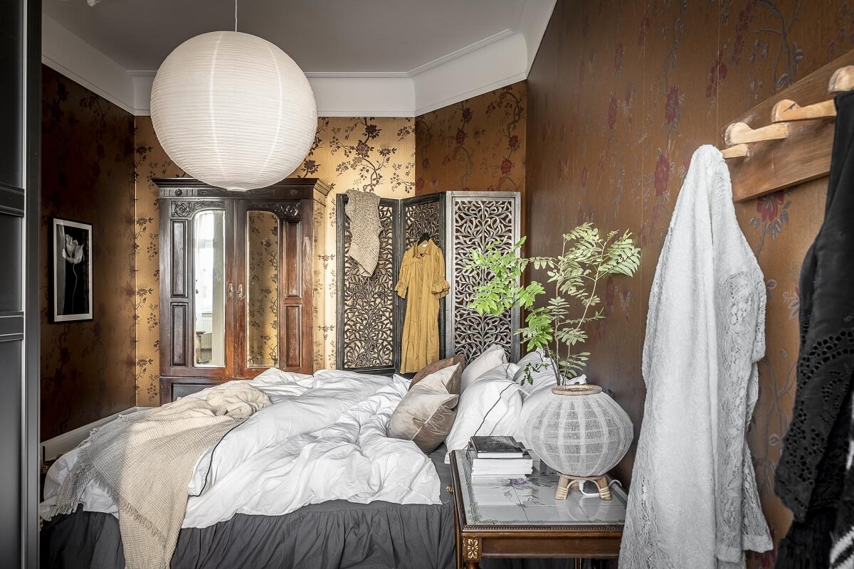 moody-boho-bedroom-floral-wallpaper-nordroom