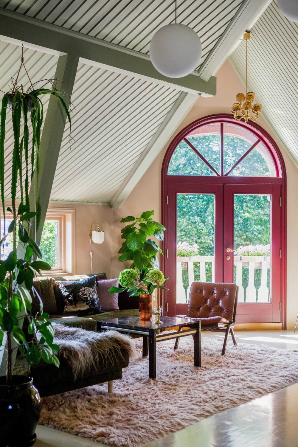 open-plan-living-space-pink-balcony-door-nordroom