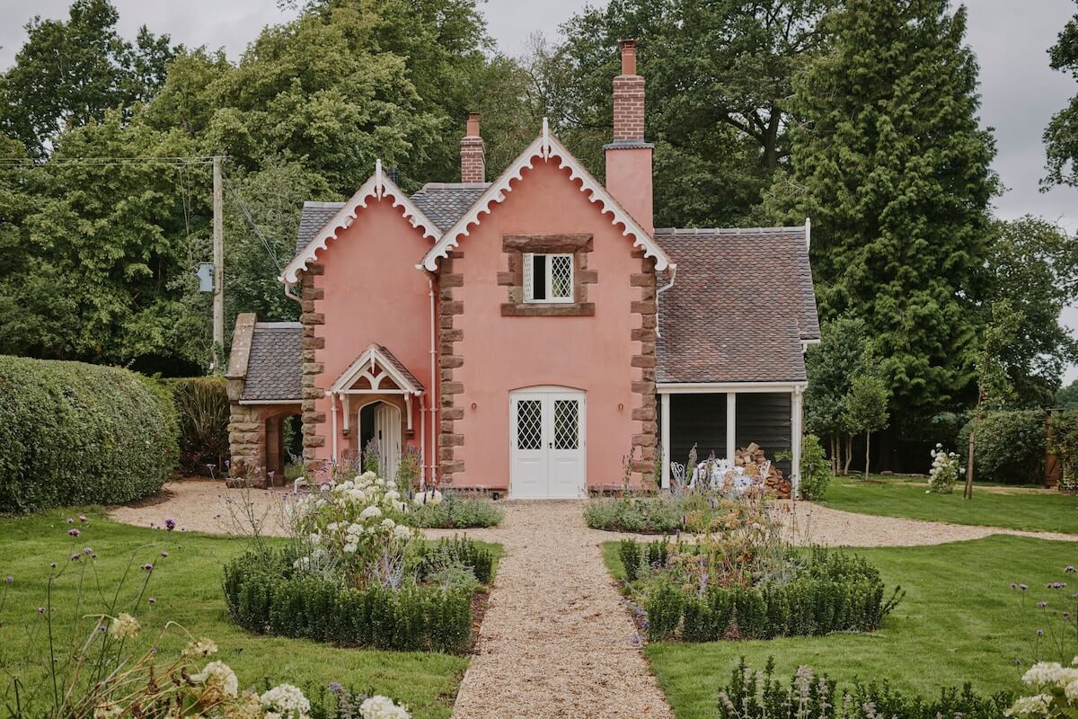 pink-english-cottage-airbnb-rental-nordroom