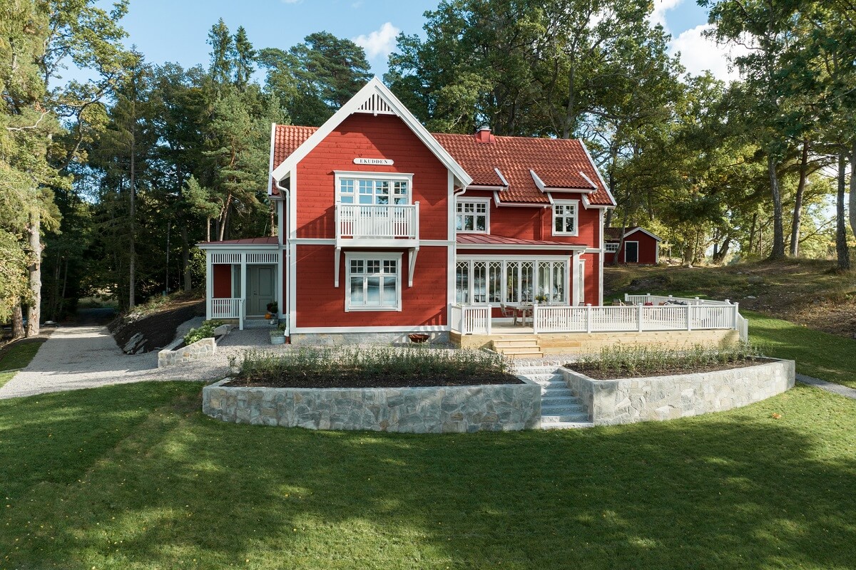 red-wooden-swedish-villa-nordroom