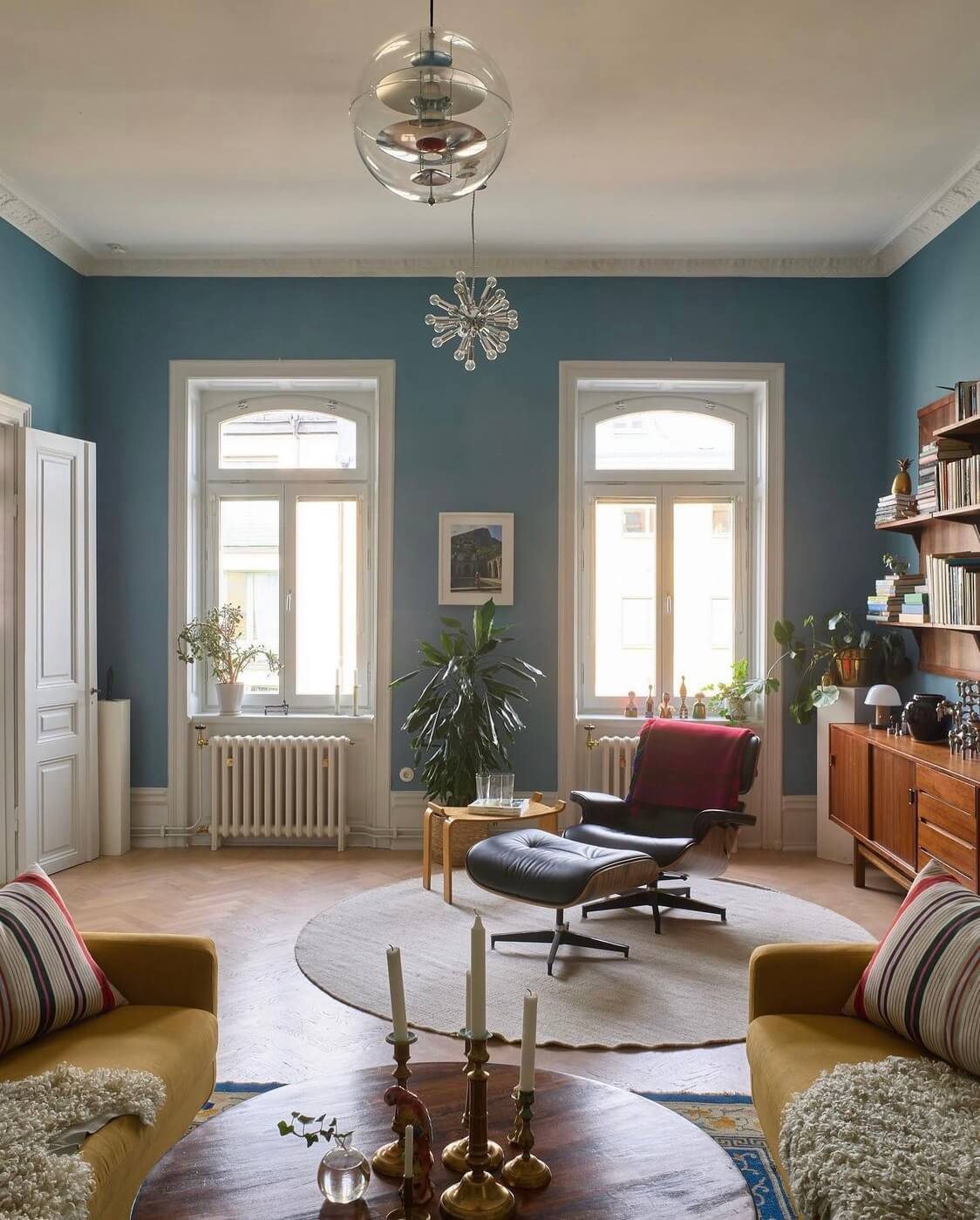 scandinavian-living-room-blue-wall-paint-nordroom