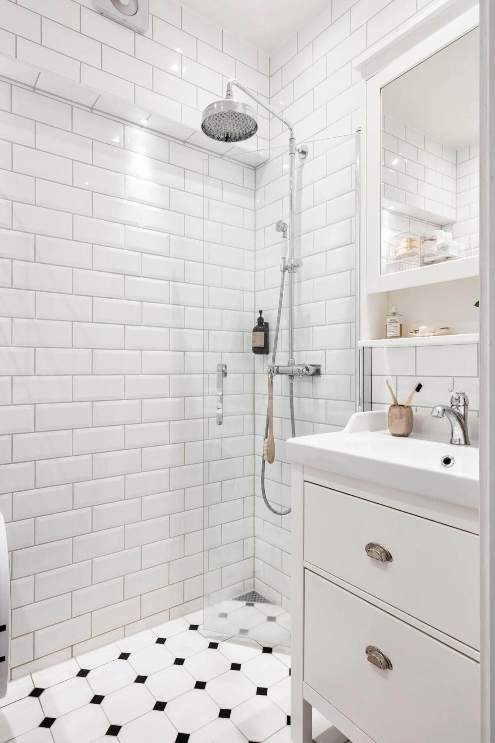 small-bathroom-white-tiles-nordroom