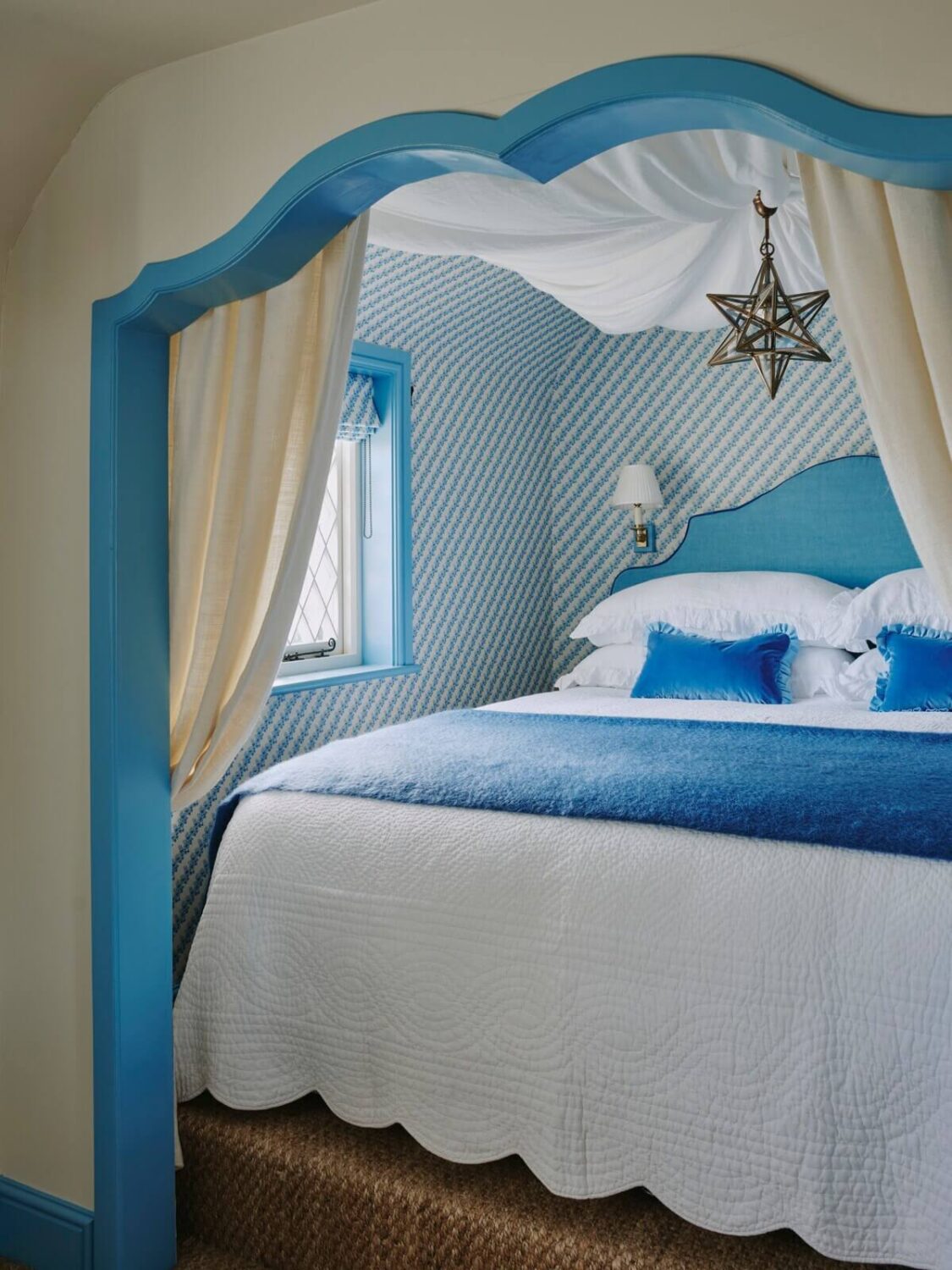 snug-bedroom-blue-accents-wallpaper-english-cottage-nordroom