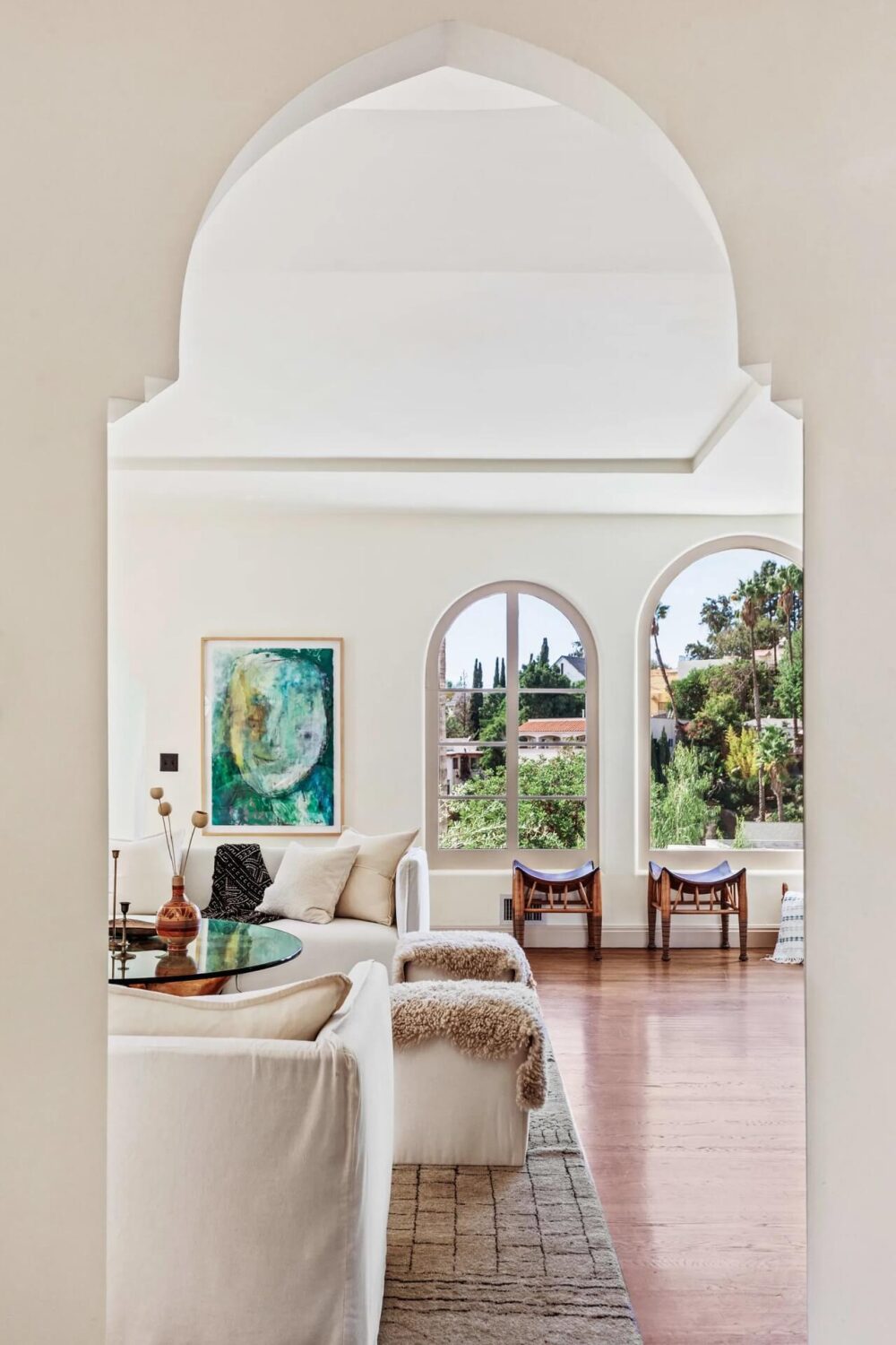 arched-doorway-white-living-room-nordroom