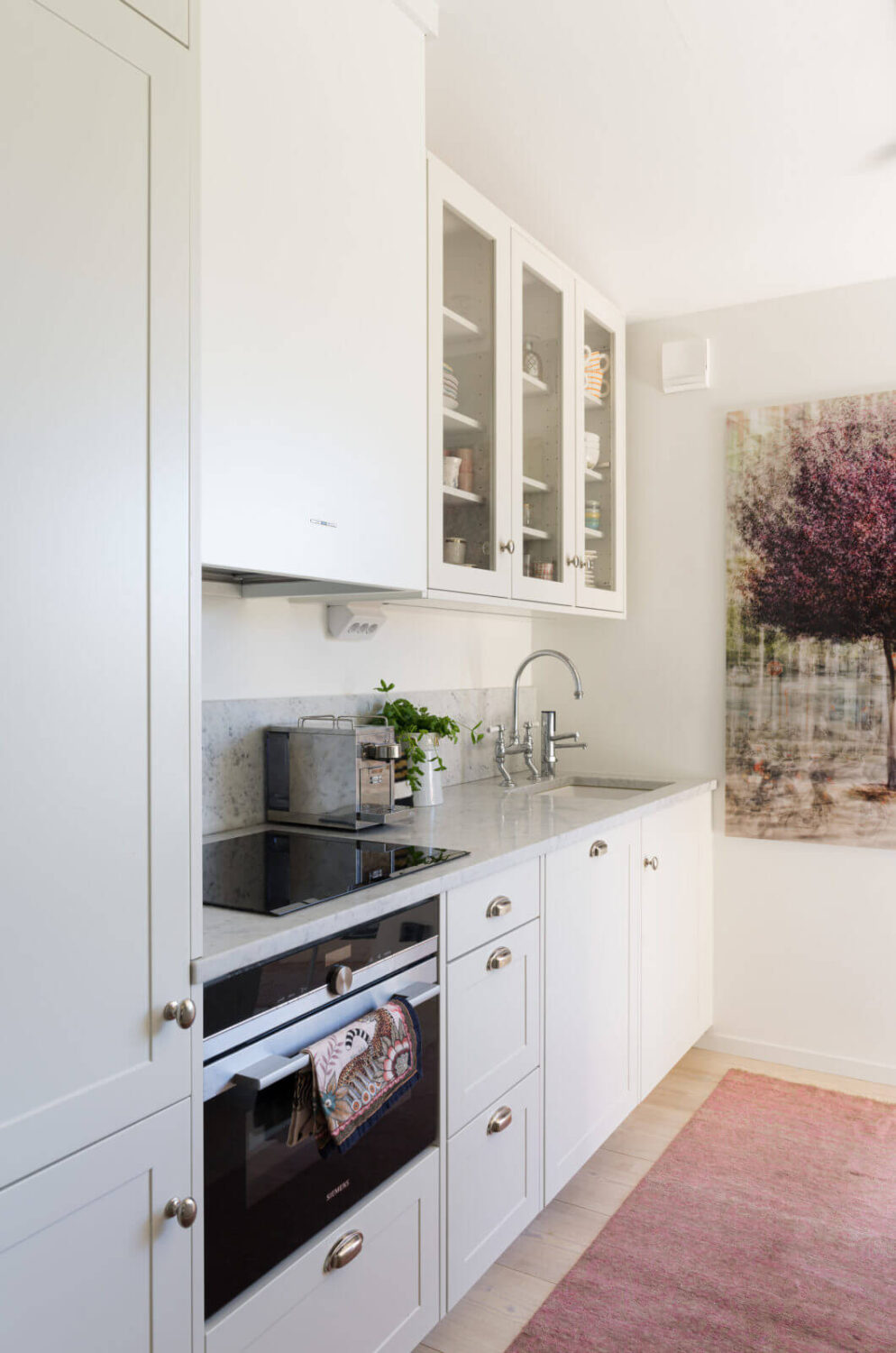 attic-apartment-white-kitchen-pink-rug-nordroom