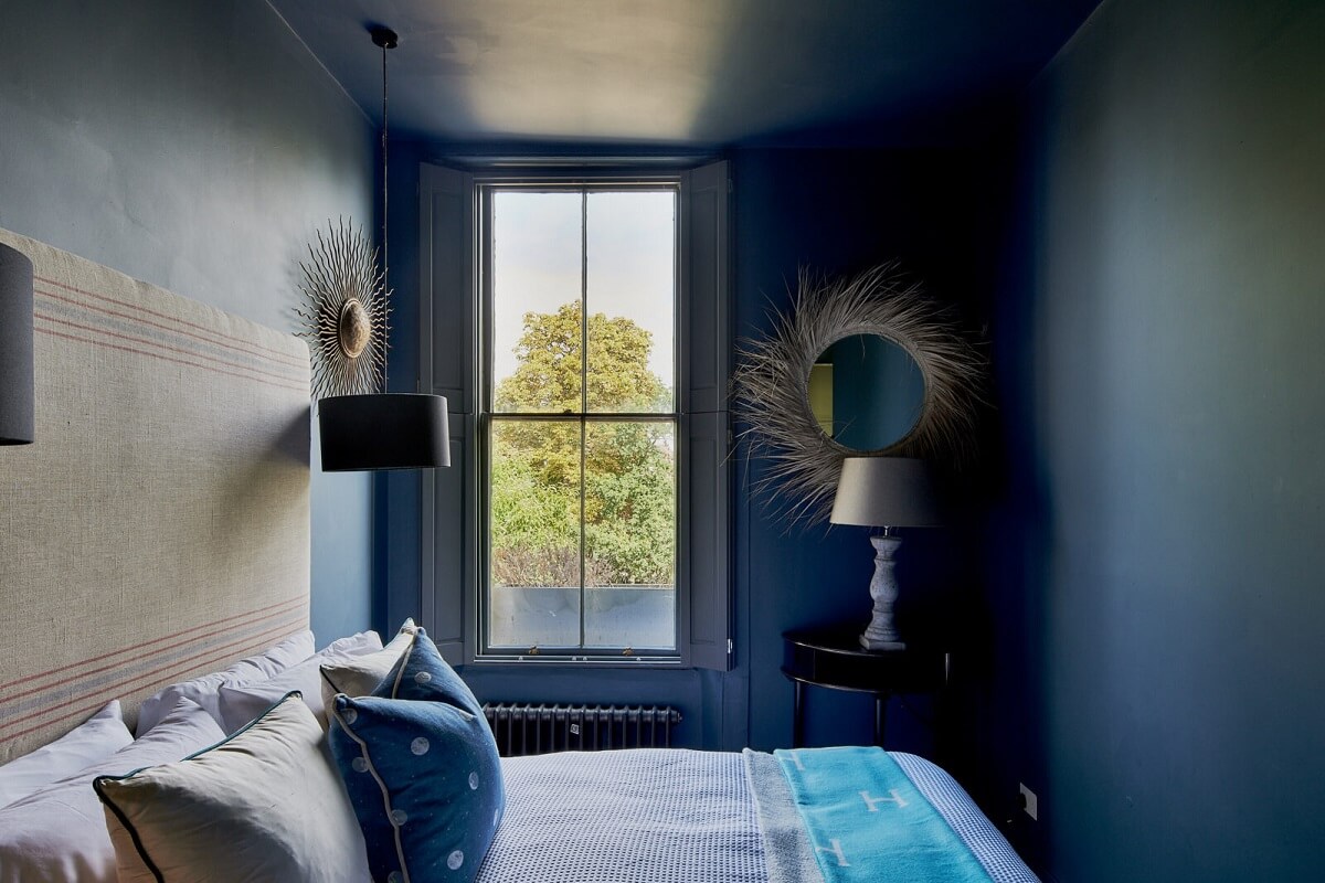 bedroom-deep-blue-paint-london-apartment-nordroom