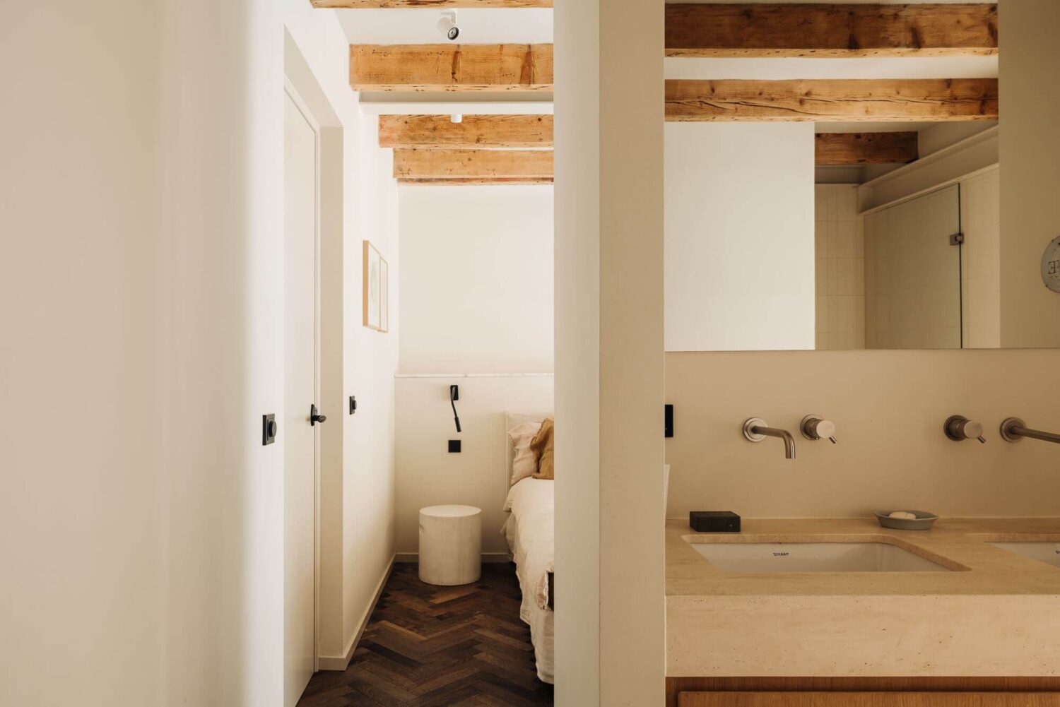 bedroom-en-suite-bathroom-wooden-beams-nordroom