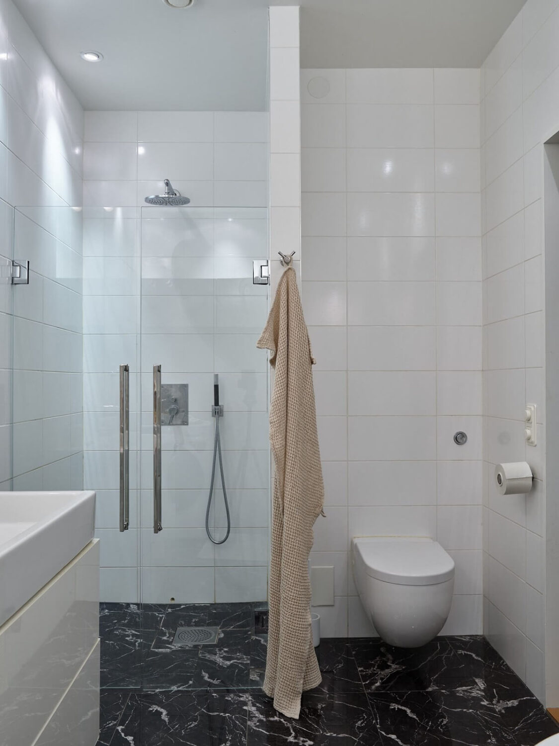 black-white-bathroom-scandinavian-apartment-nordroom