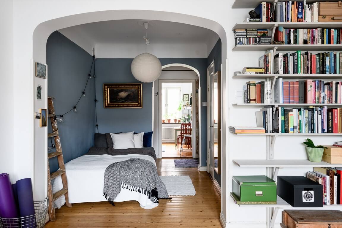 blue-painted-bedroom-nook-one-room-apartment-nordroom