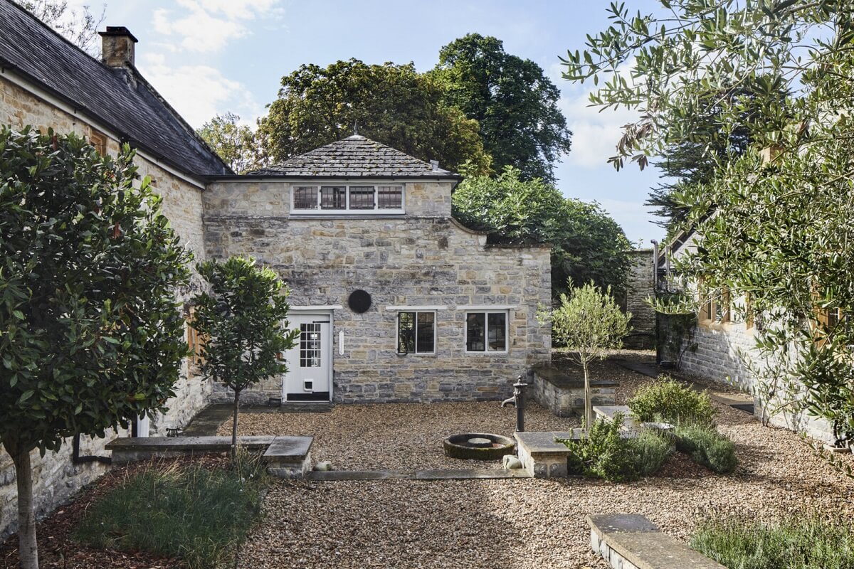 courtyard-garden-historic-house-england-nordroom