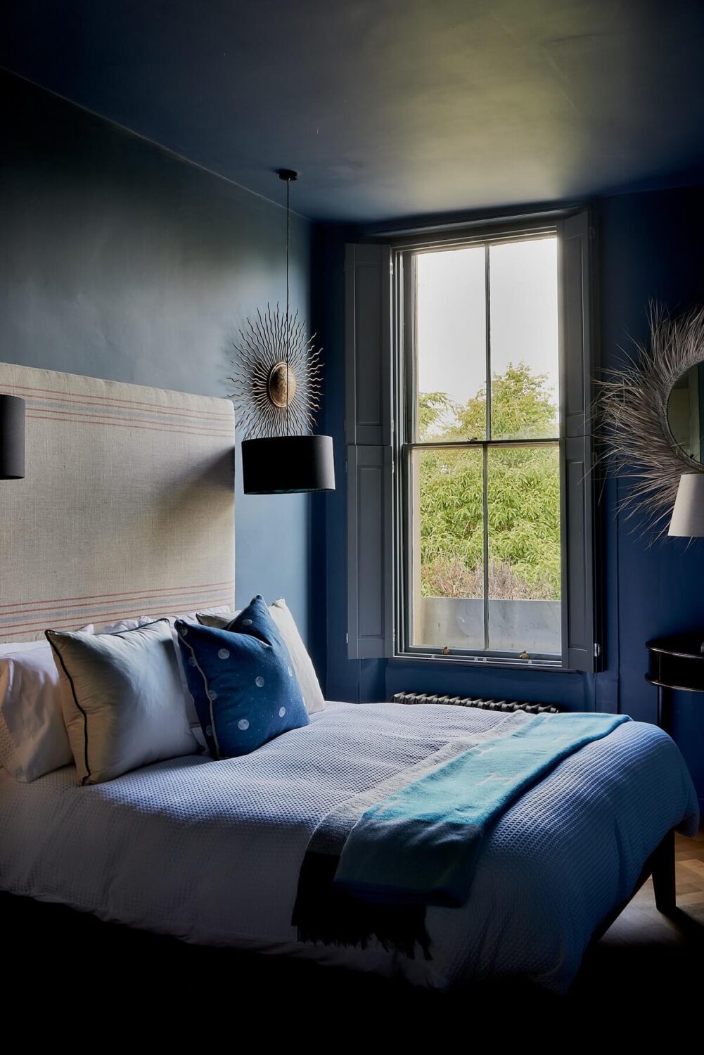 deep-blue-bedroom-painted-ceiling-london-apartment-nordroom