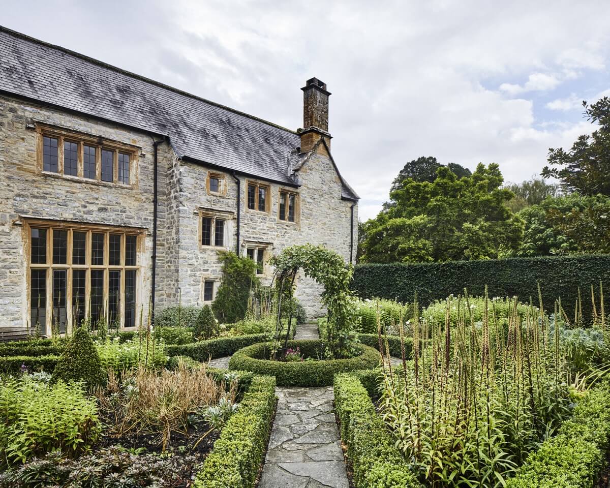 garden-exterior-elizabethan-manor-house-england-nordroom