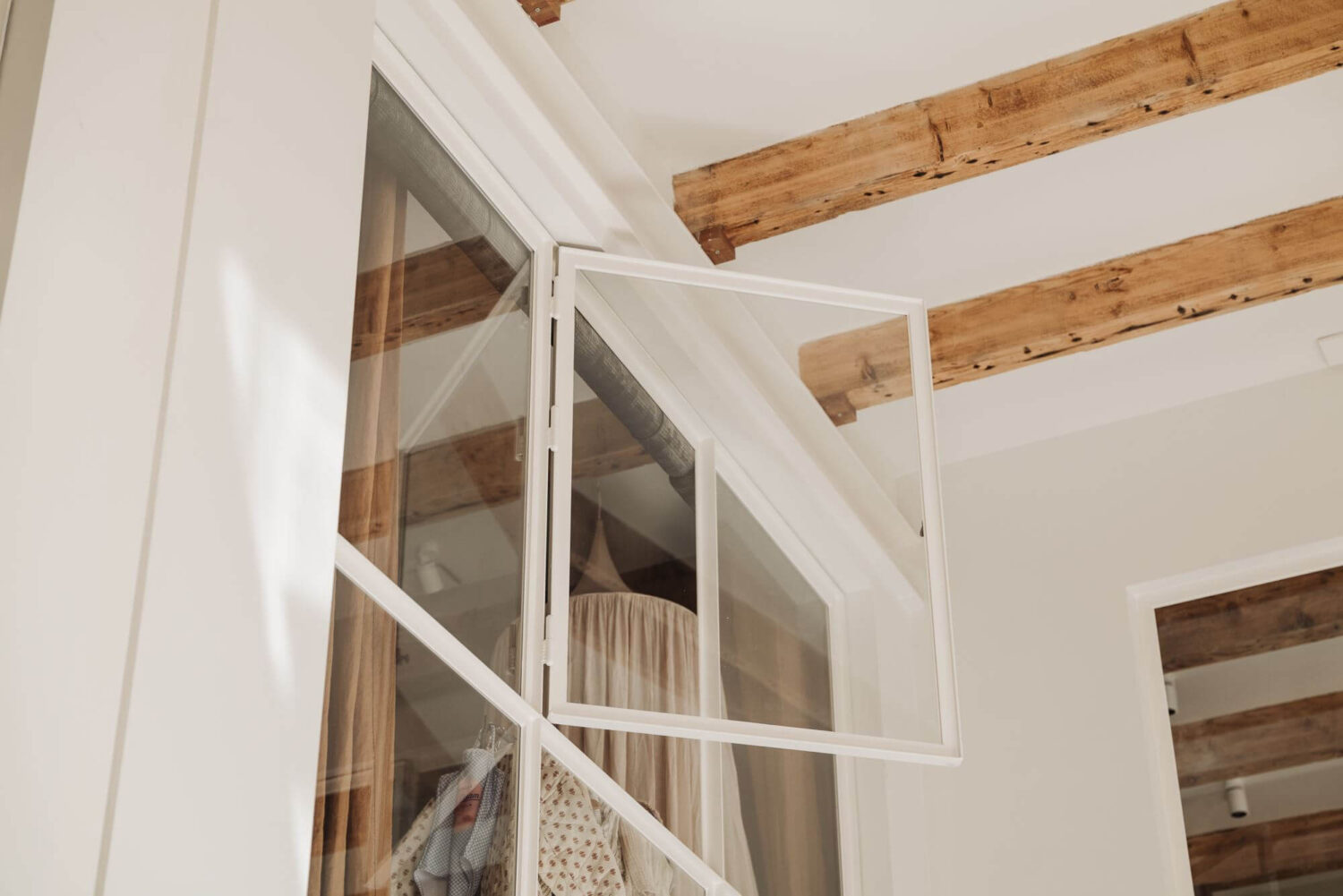 indoor-window-exposed-wooden-beams-school-conversion-nordroom