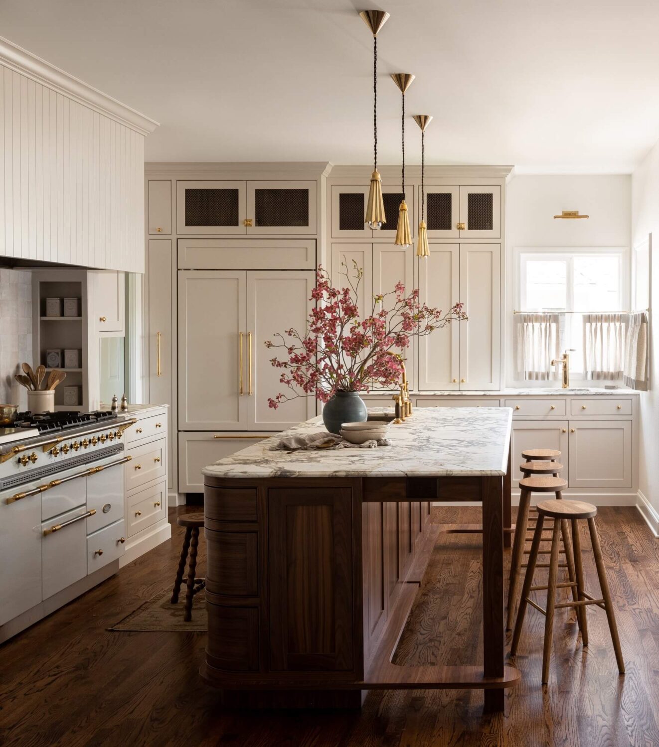 kitchen-hard-wooden-floor-round-island-white-cabinets-nordroom