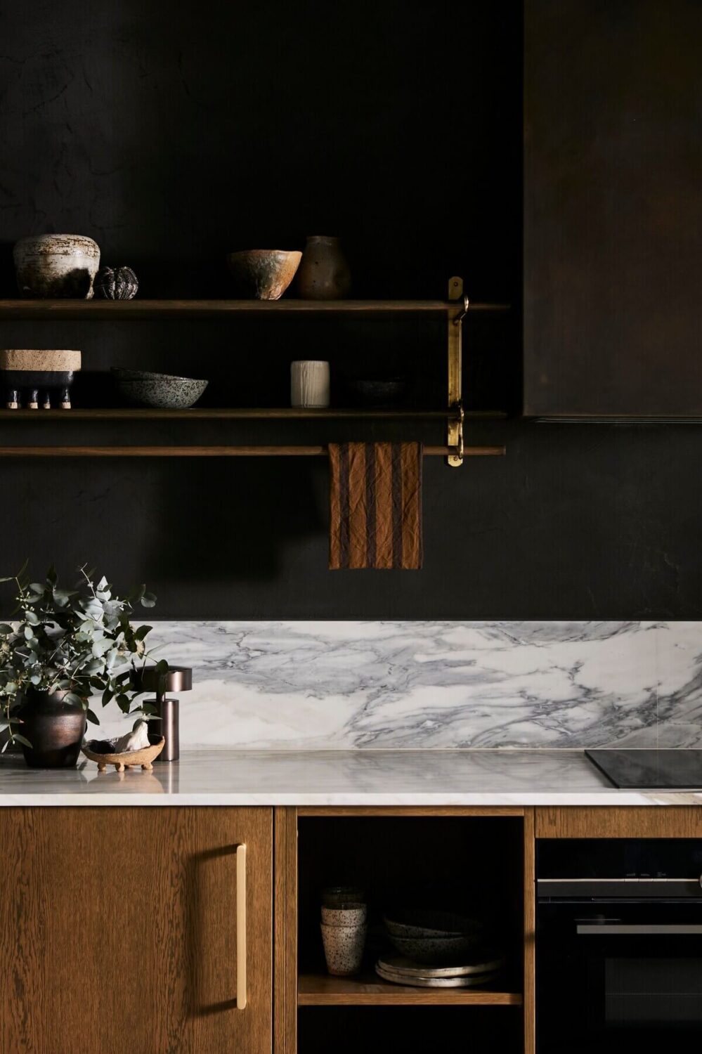 kitchen-moody-black-walls-marble-worktop-open-shelves-nordroom