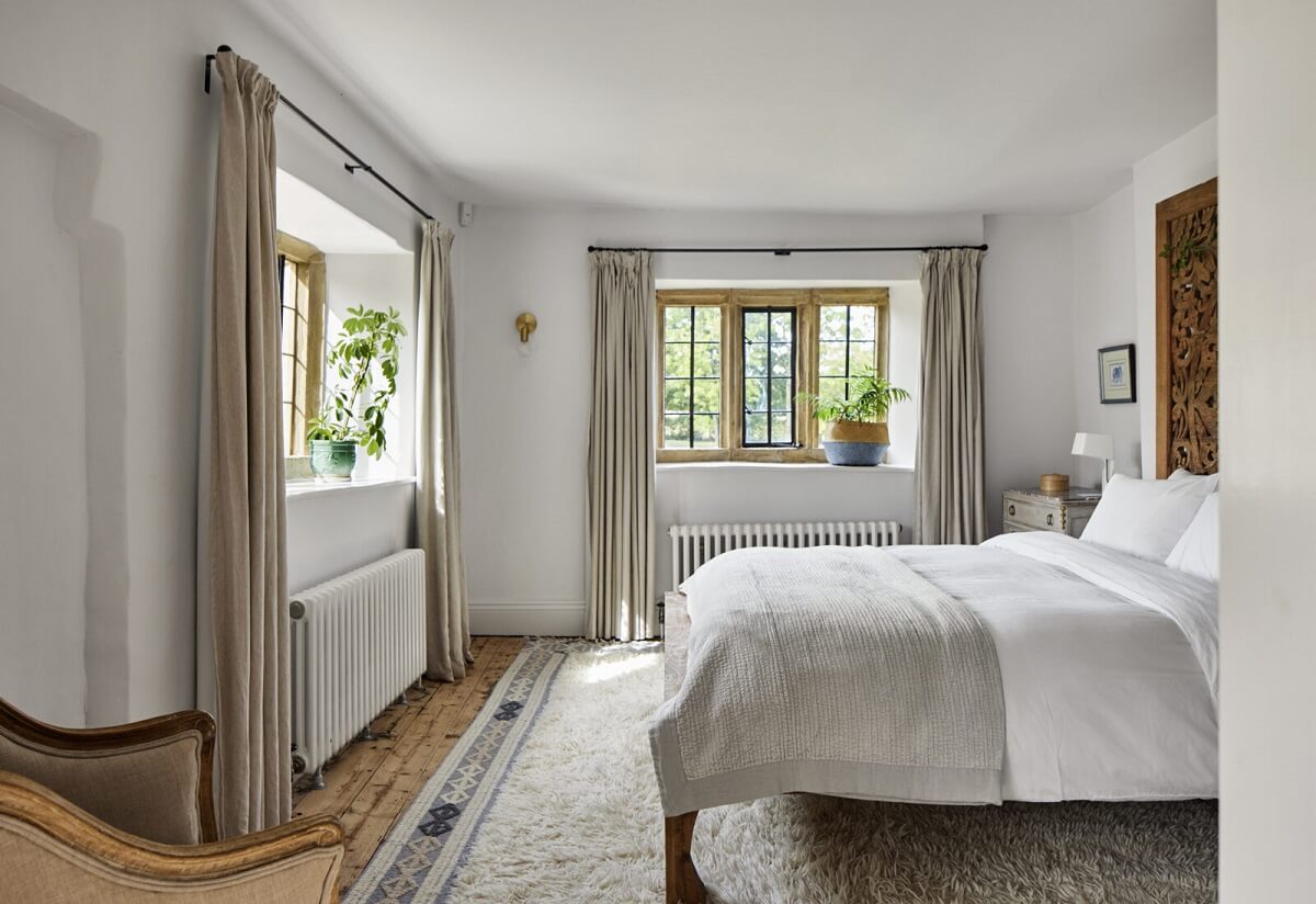light-bedroom-wooden-floor-historic-house-nordroom