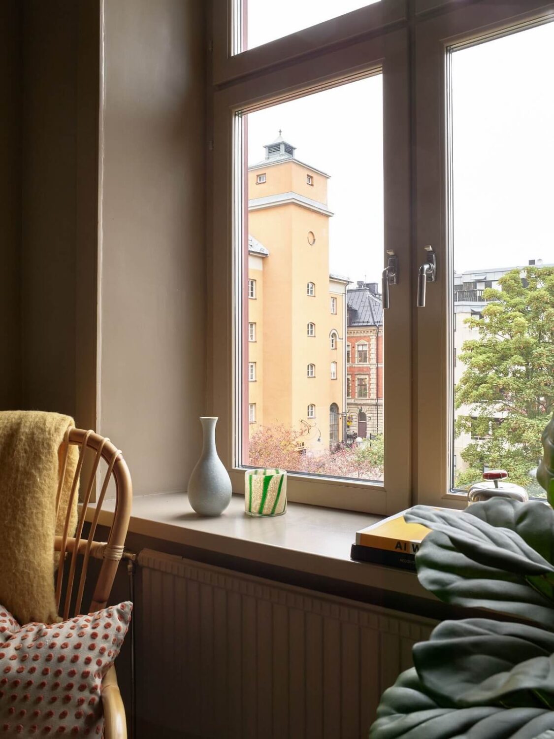 light-brown-bedroom-deep-window-sill-nordroom