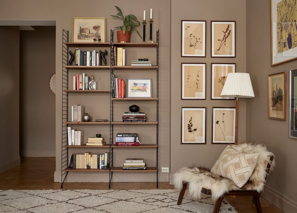 living-room-light-brown-walls-gallery-wall-string-shelves-nordroom