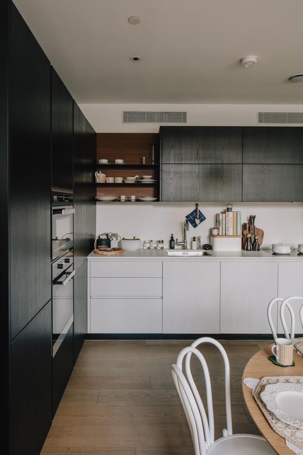 modern-kitchen-black-white-cabinets-open-shelves-nordroom