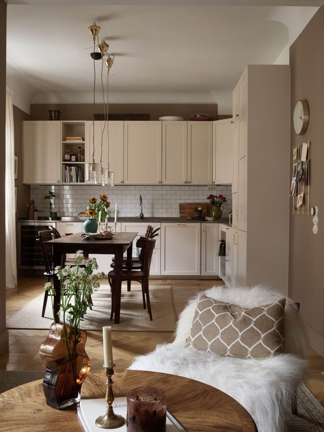 open-plan-kitchen-living-room-brown-walls-nordroom