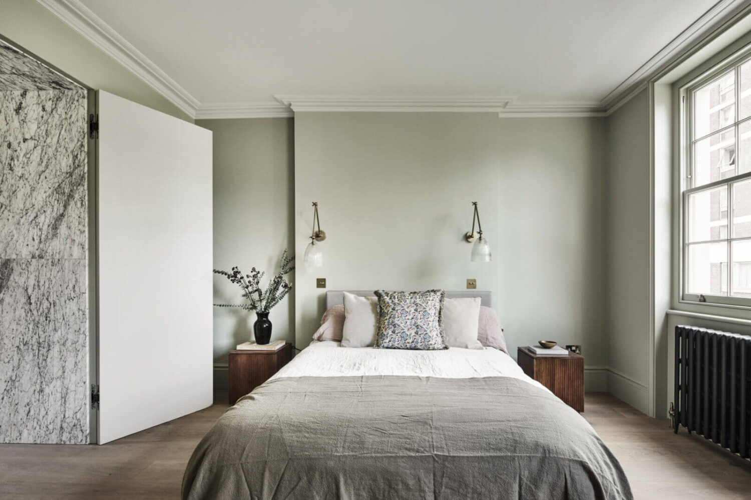 serene-bedroom-light-gray-walls-townhouse-london-nordroom