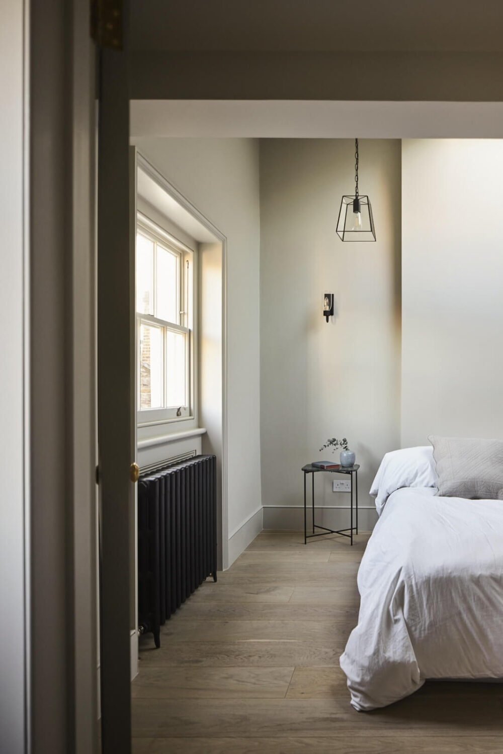 serene-bedroom-wooden-floor-townhouse-london-nordroom