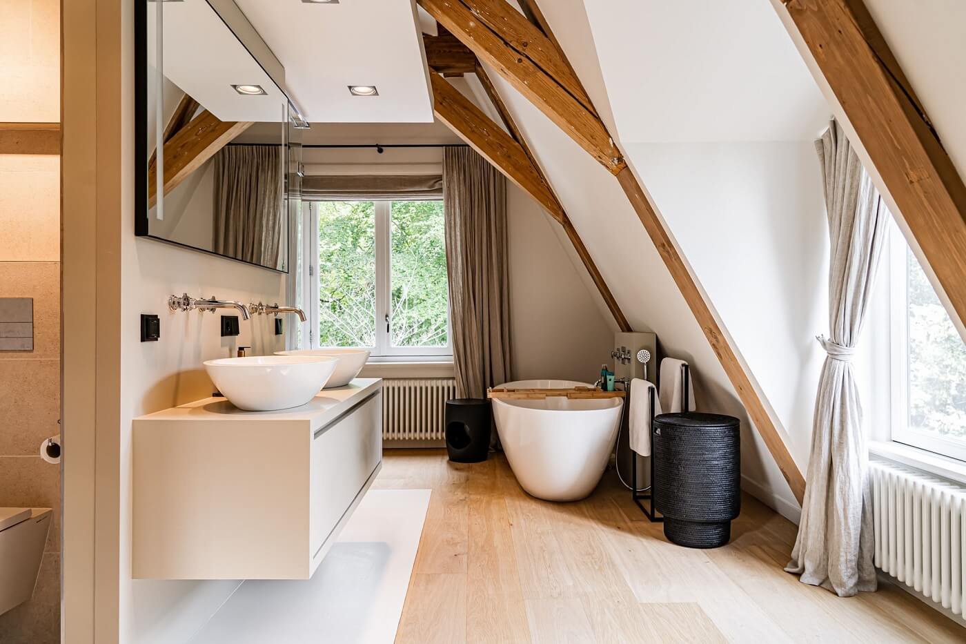 bathroom-sloped-ceiling-wooden-beams-freestanding-bath-nordroom