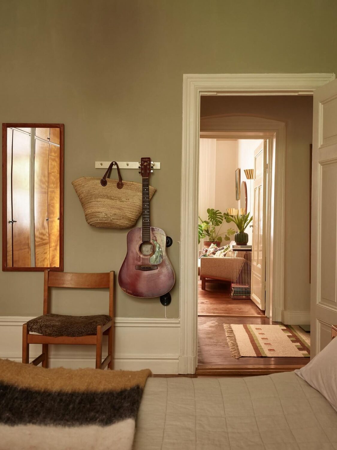 bedroom-green-walls-cozy-vintage-apartment-nordroom