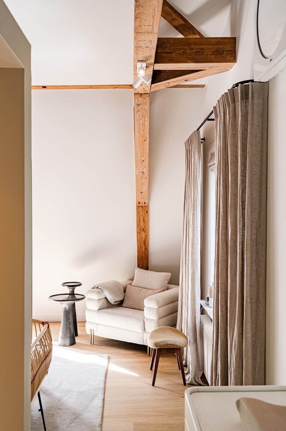 bedroom-lounge-chair-wooden-beams-nordroom