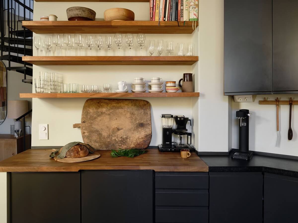 black-kitchen-open-shelves-nordroom