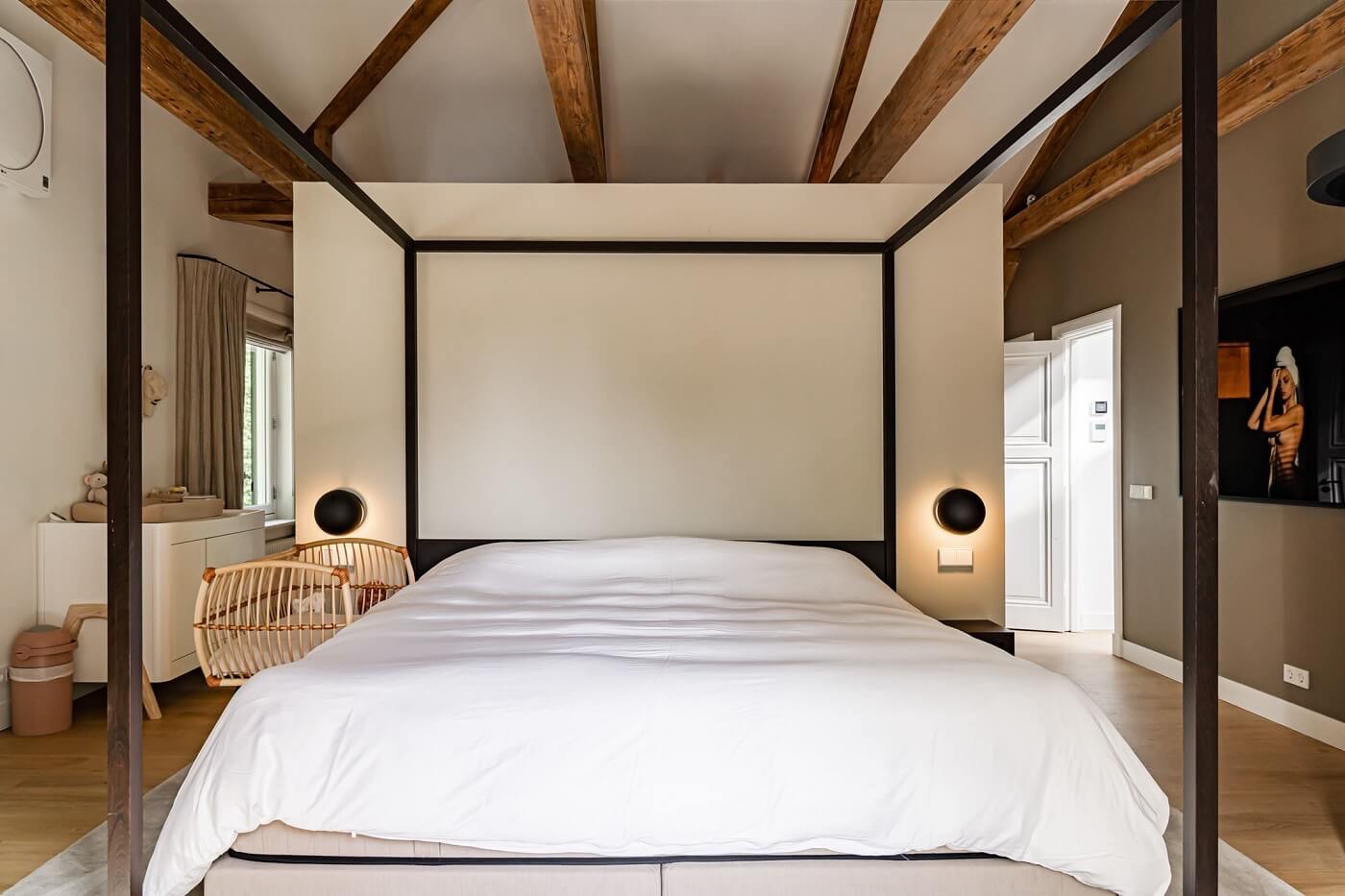 canopy-bed-wooden-beams-nordroom