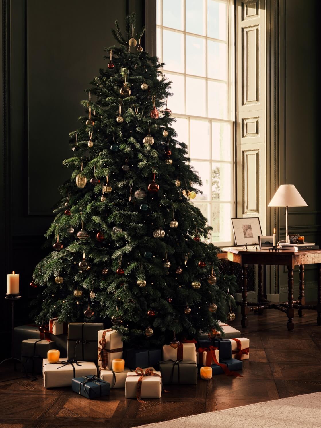 classic-christmas-tree-english-country-estate-nordroom